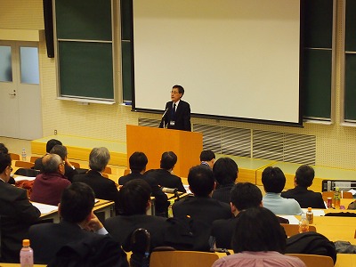 開会挨拶をする高橋学長