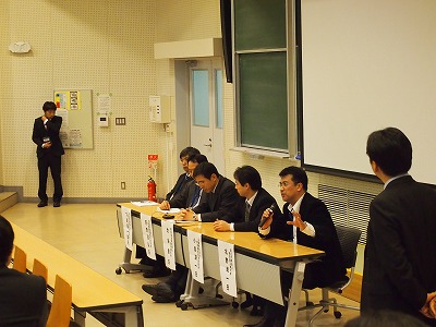 パネルディスカッションで質問に答える北野利一准教授